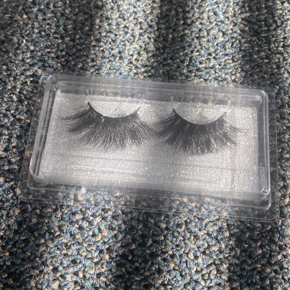 Lashes - Picture 14 of 16